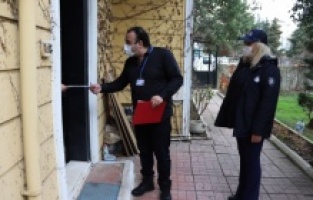 Kartal Belediyesi, yaşlıların sosyal yardım ücretleri adreslerine teslim ediyor