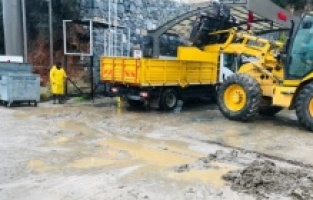 Kuşadası Belediyesi'nden gece boyu sağanak mesaisi