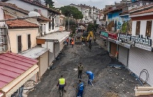 Kuşadası çarşılarında çalışmalar dört koldan sürüyor