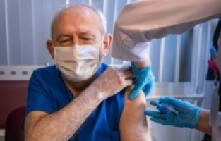 Sırasını bekledi, Kılıçdaroğlu da aşı oldu!