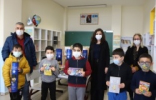 Kartal Belediyesi’nden Hesna Gündeş İlkokulu’na kitap bağışı