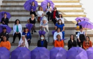 Muratpaşa'da kadınlar Mor Şemsiye altında buluşuyorlar