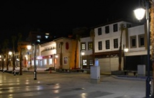 Yenilenen Kuşadası çarşılarına çevre dostu aydınlatma