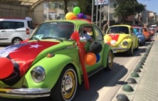 Başkan Hürriyet ve 23 Nisan konvoyu İzmit sokaklarını bayram yerine çevirdi