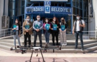 Kuşadası Belediyesi'nin kadın drone pilotları belgelerini aldı