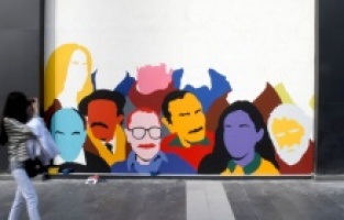 Kuşadası'nda her duvar bir tuval