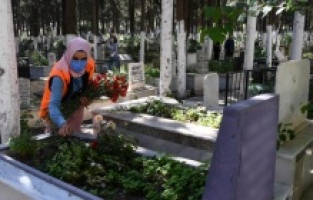 Kuşadası Belediyesi mezarlıkları çiçeklerle donattı