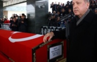 CHP'li Altay'dan Erdoğan'ın şehit cenazesindeki fotoğrafına tepki: "Saygısızlık arıyorsan buraya bak!"