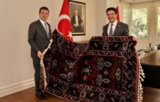 Başkan Genç'ten İmamoğlu'na Döşemealtı halısı