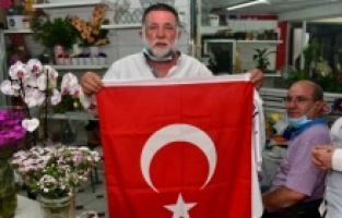 Çiğlili esnafın bayrakları belediyeden