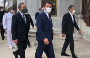 İBB Başkanı İmamoğlu Fatih Sultan Mehmet Türbesi'nde