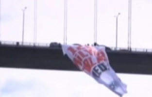 Köprüye "128 milyar dolar nerede" pankartı!