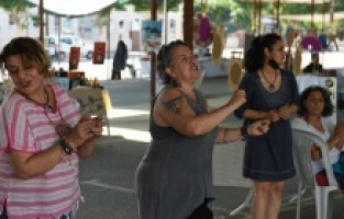 Bütün pazar dans etti