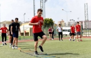 Hem sahada hem sınavda ter döküyorlar