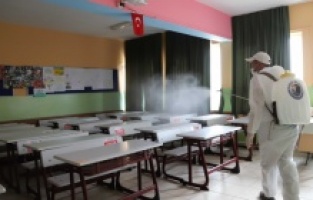 Kartal Belediyesi yüz yüze eğitim için okulları dezenfekte ediyor