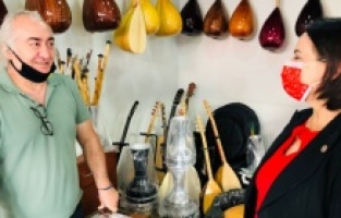 "Müzisyenler darbukasını, kemanını satıyor"