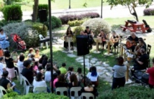 Şarkıları hep beraber söylediler