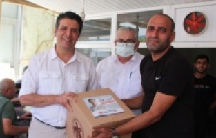 Başkan Turgay Genç esnafa "Siftah bizden" dedi, hediye dağıttı