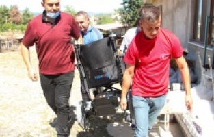 Başkan Genç söz verdi, akülü tekerlekli sandalyeler teslim edildi