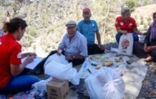 Adana Büyükşehir Belediyesi bütün gövdesiyle yangın yerinde