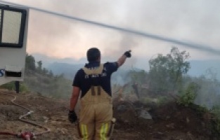 İBB ekipleri Kemerköy Termik Santrali çevresindeki yangınlara müdahale ediyor