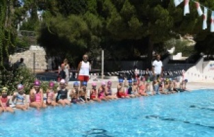 Kuşadası'nda miniklerin yazı sporla renkleniyor