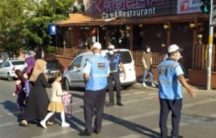 Kartal Belediyesi’nden okul önlerinde trafik uygulaması