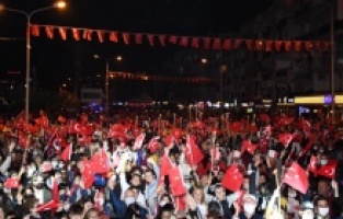 Kuşadası'nda Cumhuriyet coşkusu sokağa taştı