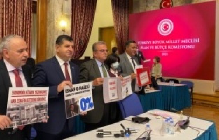 CHP'li vekillerden pankartlı tepki: "Esnafın defterini dürdünüz!"