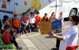 İBB’nin Gezici Kütüphanesi Kartal Kreşlerinde