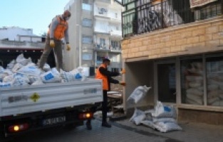 Kuşadası Belediyesi'nden 2500 aileye yakacak yardımı