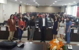 Çocuklara geleceğin dilini öğretmek için eğitim alıyorlar