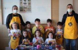 Karşıyaka’da çocuklar kendi oyuncaklarını yapıyor