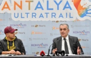 Konyaaltı’nda maviden beyaza ultra maraton