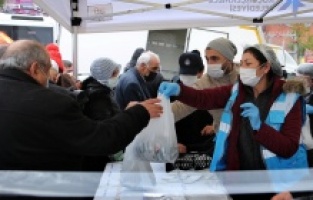 Küçükçekmece'de iki ton istavrit dağıtıldı