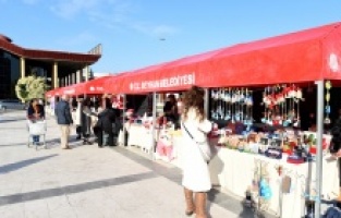 Yeni yıl hediyeleri Seyhanlı kadınların ellerinden