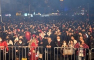 Kuşadasında binlerce kişi yeni yıla sokak partisiyle girdi