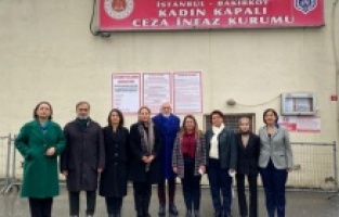 CHP'li kadın vekillerden Sedef Kabaş'a ziyaret