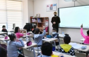 ABB ev sahipliğinde çocuklar İngilizce öğreniyor