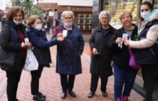 Aydın Büyükşehir'den kadınlara tatlı kutlama