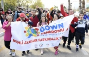 Down sendromlu çocuklar rengarenk çoraplarıyla yürüdü