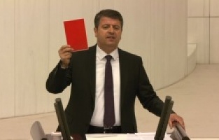 CHP'li vekilden AKP'ye kırmızı kart