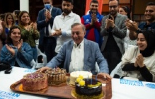 Üniversitelilerden Başkan Akay'a doğumgünü sürprizi