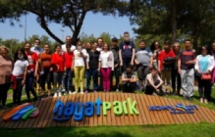 Özel çocuklar Hayatpark’ta çim ekti