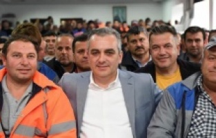 Başkan Esen personelinin yüzünü güldürdü