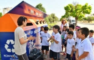 Öğrencilere geri dönüşüm eğitimi