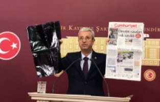CHP'li Antmen'den Meclis'te siyah gazeteli protesto