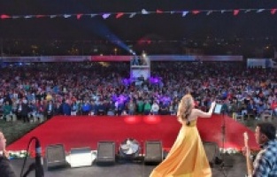 Feslikan’da Funda Arar rüzgarı