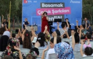 Bayraklı çocuklar gibi şen!