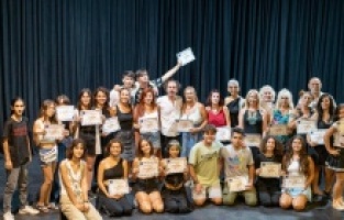 Kuşadası Belediye Tiyatrosu'nun yeni dönem kayıtları sürüyor